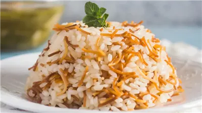 سنين بتعمليه غلط.. خطوات وطريقة عمل الأرز بالشعرية المفلفل للعزومات على أصوله 