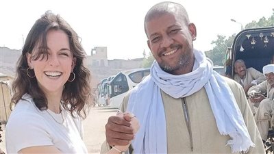 رفض 1000 دولار مكافأة.. سائق حنطور بأسوان يعثر على شنطة بها مبلغ مالي وذهب ويعيدها لصاحبتها الأجنبية