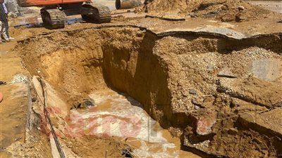 هبوط أرضي بطريق الواحات بسبب انفجار خط المياه الرئيسي| صور