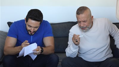 مسلسل بقينا اتنين الحلقة الثانية.. شريف منير يتصدر التريند بـ هاشتاج طلق مراته في الضلمة
