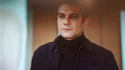 مسلسل بدون سابق إنذار الحلقة الثانية.. آسر ياسين وعائشة بن أحمد يكتشفان عدم نسب نجلهما إليهما