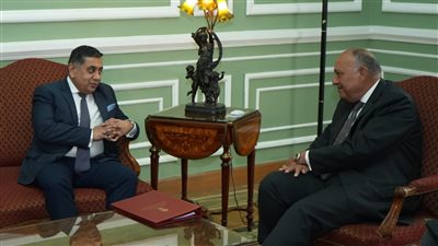 شكري يؤكد لوزير بريطاني ضرورة الضغط على إسرائيل لفتح كل المعابر البرية