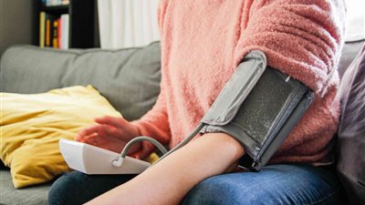 دراسة: تقليل وقت الجلوس لمدة 30 دقيقة يخفض ضغط الدم المرتفع بين كبار السن