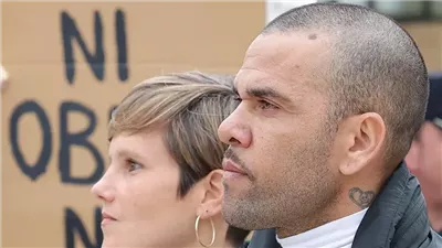 بعد خروجه من السجن.. سهرة طويلة من داني ألفيس للاحتفال بوالده 