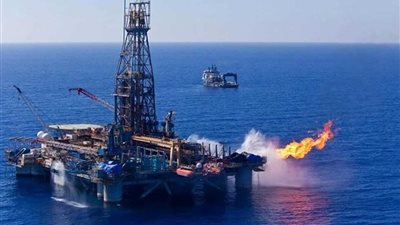 النفط يصعد عالميًا بعد صدور بيانات مخزونات الذهب الأسود الأمريكية