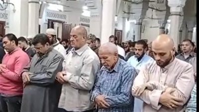 المئات يؤدون صلاة التراويح بمساجد محافظتي الفيوم والمنيا | بث مباشر 