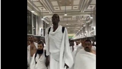 معتمر عملاق في الحرم المكي يثير الجدل على السوشيال ميديا