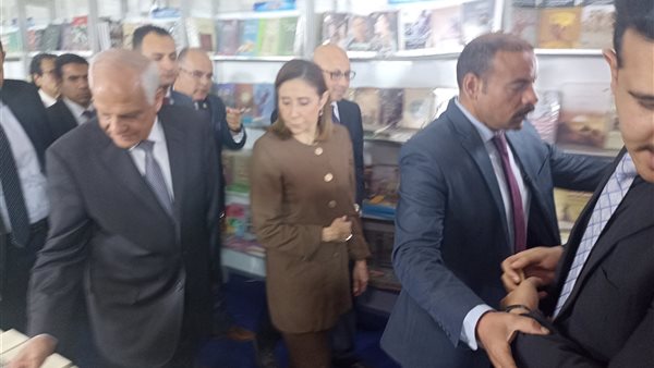 الوزيرة تتفقد المعرض