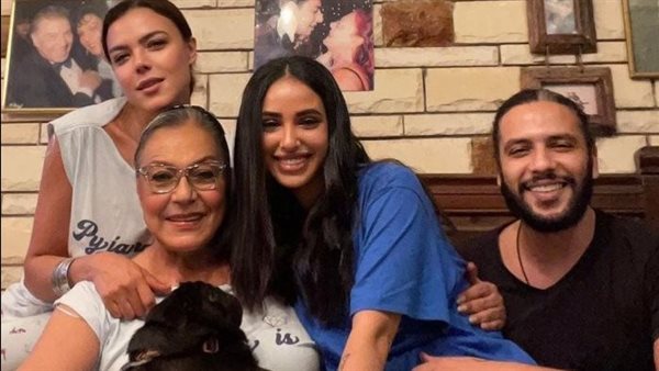 آية سماحة وحماتها