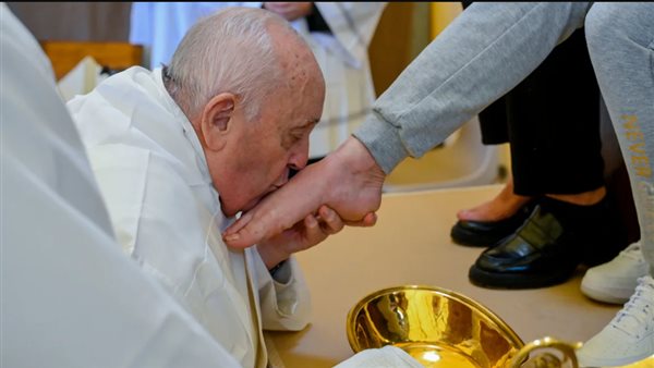 البابا فرانسيس يغسل
