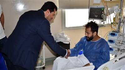 أول ظهور لـ أحمد رفعت بعد تحسن حالته.. ووزير الرياضة يزوره في المستشفى | بث مباشر