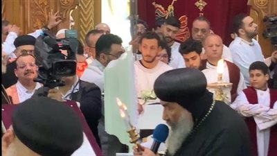 الحزن يسيطر على أبناء كنيسة مارجرجس ببورسعيد خلال تشييع جثمان القمص شنودة فتحي| بث مباشر