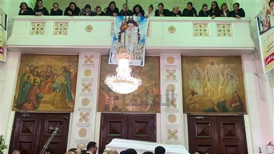 مسيحيون ومسلمون يؤدون صلاة الجنازة على كاهن كنيسة مارجرجس ببورسعيد