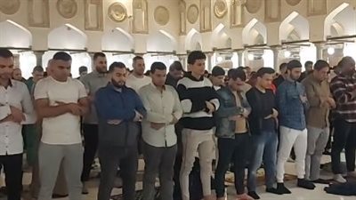 آلاف المصلين يؤدون صلاة التراويح في الليلة الأولى من العشر الأواخر من رمضان | بث مباشر