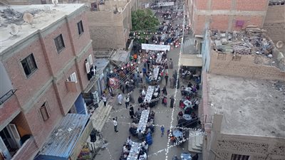  أطول مائدة في الصعيد.. إفطار جماعي لأهالي دشنا بقنا للسنة الثانية: كلنا كتف بكتف