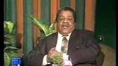 التنسيق الحضاري يعلق لافتة عاش هنا على مسكن الكاتب الصحفي الراحل عبد الله أحمد