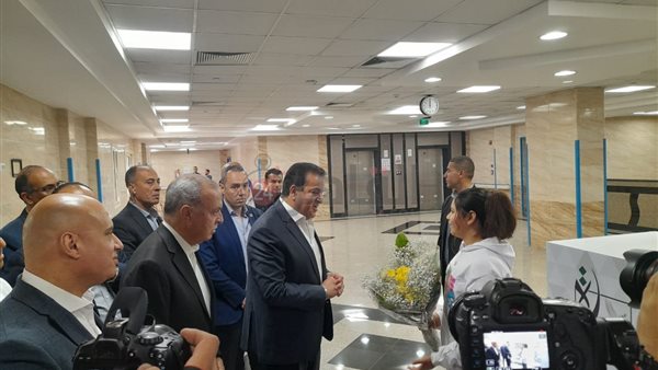 فلسطينية تهدي وزير