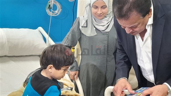 وزير الصحة يقدم هدايا