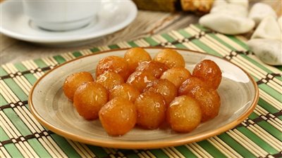 غرقانة في العسل.. طريقة عمل البقلاوة أو الزلابية.. 3 خطوات لزلابية مقرمشة