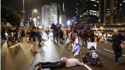 عقبة في إتمام الصفقة.. آلاف الإسرائيليين ينضمون لعائلات الأسرى في مظاهرات تطالب بإقالة نتنياهو