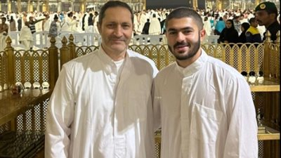 علاء مبارك ونجله عمر يؤديان عمرة رمضان