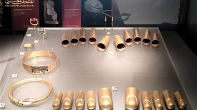 المتحف المصري بالتحرير يعرض مجموعة من تمائم كنوز تانيس| صور 