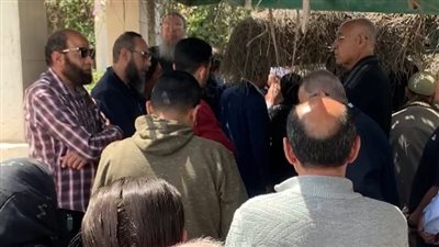 الحزن يسيطر على اللواء سمير فرج خلال تشييع جثمان شقيقته إلى مثواها الأخير ببورسعيد | بث مباشر