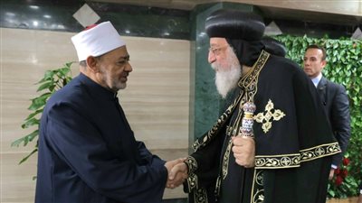 خلال اتصال هاتفي.. شيخ الأزهر يُهنِّئ البابا تواضروس والإخوة المسيحيين بمناسبة عيد القيامة