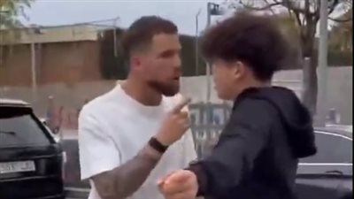 بعد سبه.. نجم برشلونة يُعنف أحد الجماهير: آخر مرة تهينني | فيديو