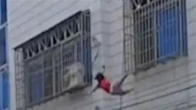 أم تلقي نجلها من الطابق الخامس بالهرم