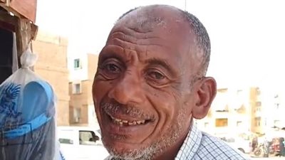 بائع مسن في السويس: مش عاوز غير الستر والرضا.. ورفضت أتجوز بعد وفاة مراتي عشان بحبها | بث مباشر