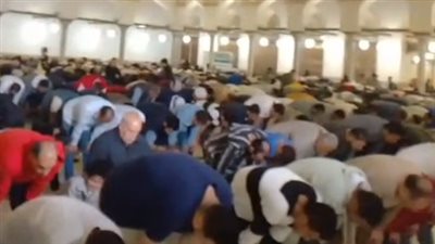 خشوع وبكاء المُصلين أثناء صلاة التراويح بالجامع الأزهر | بث مباشر 