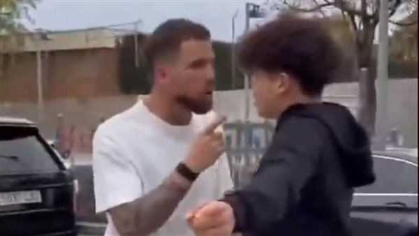 نجم برشلونة يُعنف