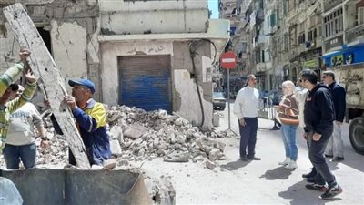 إزالة الأجزاء الخطرة المعلقة بعقارين بحي الجمرك بالإسكندرية 