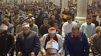 خشوع وسكينة بين المصلين خلال أداء صلاة التراويح في ثاني الليالي الوترية | بث مباشر 