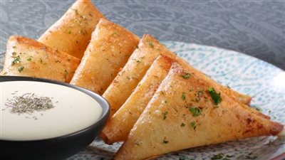 مذاق مميز.. طريقة عمل السمبوسة باللحمة المفرومة والجبنة