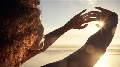 يقلل الاكتئاب ويعزز صحة الشعر والجلد.. فوائد التعرض لضوء الشمس 