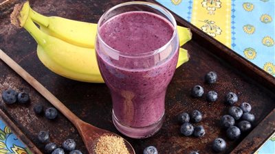 الموز والتوت.. أطعمة تساعد على تقليل التوتر والقلق