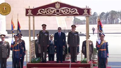 السيسي يضع إكليلا من الزهور بالنصب التذكاري في العاصمة الإدارية