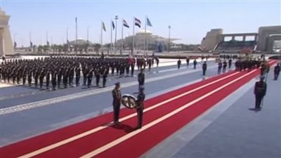 عقب أدائه اليمين الدستورية.. السيسي يضع إكليلا من الزهور بالنصب التذكاري في العاصمة الإدارية| بث مباشر 