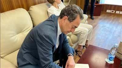 للتعرف على السياحة العلاجية.. السفير الفرنسي يزور مستشفى الكرنك الدولي بالأقصر| صور