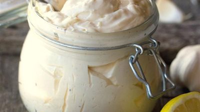 بالماء والثوم.. طريقة عمل المايونيز بالنشا زي المطاعم 