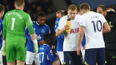 للسماح للاعبين المسلمين بالإفطار.. إيقاف مباراة بالدوري الإنجليزي الممتاز