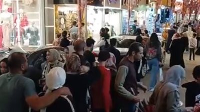 زحام على شراء الملابس في شوارع السويس قبل عيد الفطر المبارك | بث مباشر