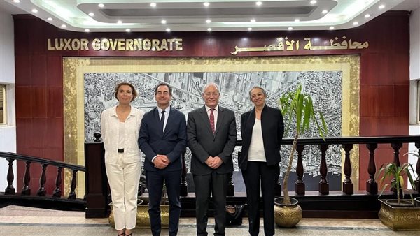 السفير الفرنسي وقرينتة