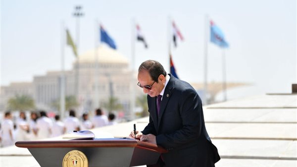 جانب من التوقيع 