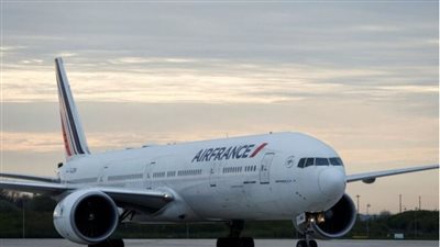 طيارو الخطوط الجوية الفرنسية يهددون بإضراب عام خلال أيام 