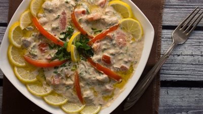 بدون زفارة| طريقة عمل الرنجة بالبصل والطماطم.. مكون واحد يجعلها خطيرة 