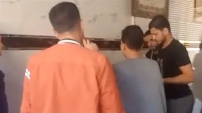 بالتزامن مع اقتراب عيد الفطر.. إقبال المواطنين على شراء الفسيخ من المحال بنبروة | بث مباشر