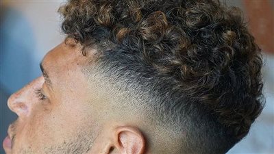 قصات شعر مجعد للرجال.. أحدث القصات لموضة 2024